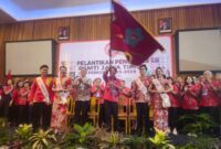 Wilianto Tanta Ketua Umum Paguyuban Sosial Marga Tionghoa Indonesia (PSMTI) melantik Pepeng Putra Wirawan sebagai Ketua PSMTI Jatim periode masa bakti 2025-2029. (Dok. PSMTI)