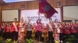 Wilianto Tanta Ketua Umum Paguyuban Sosial Marga Tionghoa Indonesia (PSMTI) melantik Pepeng Putra Wirawan sebagai Ketua PSMTI Jatim periode masa bakti 2025-2029. (Dok. PSMTI)