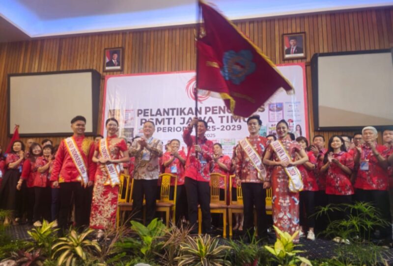 Wilianto Tanta Ketua Umum Paguyuban Sosial Marga Tionghoa Indonesia (PSMTI) melantik Pepeng Putra Wirawan sebagai Ketua PSMTI Jatim periode masa bakti 2025-2029. (Dok. PSMTI)