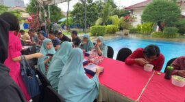 Ketua Umum PSMTI Wilianto Tanta Menjamu Anak-anak Panti Asuhan Dijamu di Kediamannya. (Dok. PSMTI)