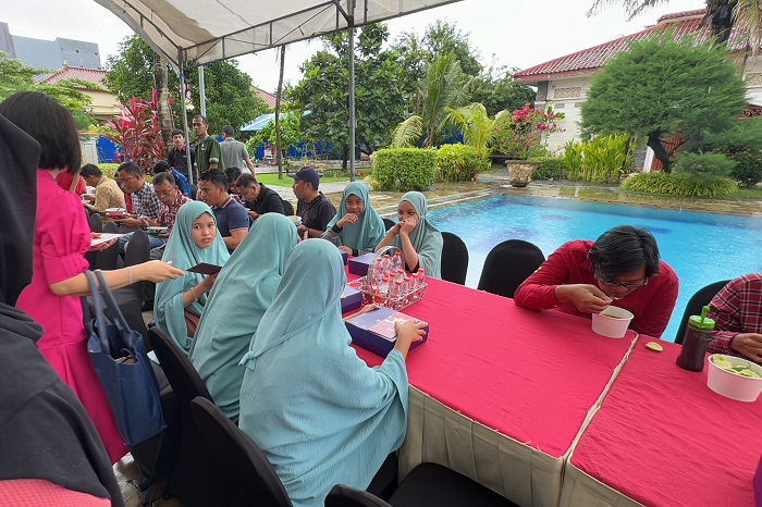 Ketua Umum PSMTI Wilianto Tanta Menjamu Anak-anak Panti Asuhan Dijamu di Kediamannya. (Dok. PSMTI)