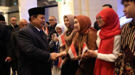 Presiden Prabowo Subianto bersama Presiden Turki Recep Tayyip Erdogan menyapa para pelajar Indonesia di Turki. (Dok. Tim Media Prabowo)