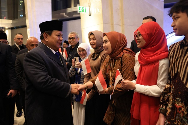 Presiden Prabowo Subianto bersama Presiden Turki Recep Tayyip Erdogan menyapa para pelajar Indonesia di Turki. (Dok. Tim Media Prabowo)