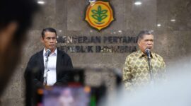 Menteri Pertanian (Mentan) Indonesia, Andi Amran Sulaiman (kanan) saat menerima Menteri Pertanian dan Keterjaminan Makanan Malaysia, Datuk Seri Mohammad Bin Sabu di kantor Pusat Kementerian Pertanian. (Dok. Kementan)