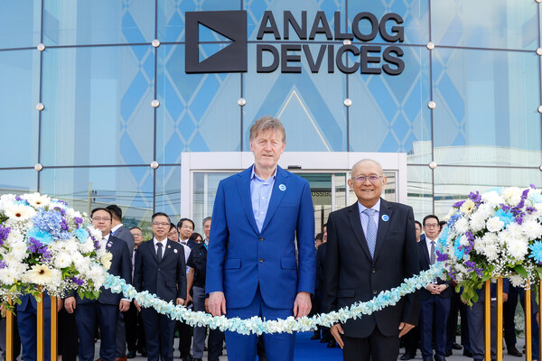 CEO dan Chair Analog Devices, Vincent Roche (kiri), bersama Managing Director Analog Devices Thailand, Wirat Sri-amonkitkul (kanan), saat seremoni pemotongan pita yang menandai pembukaan fasilitas manufaktur canggih terbaru ADI di Thailand.