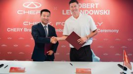 Zhu Shaodong, Executive Vice President of Chery International and CEO of the EU Region, signs the partnership agreement with Robert Lewandowski.