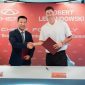 Zhu Shaodong, Executive Vice President of Chery International and CEO of the EU Region, signs the partnership agreement with Robert Lewandowski.