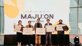 Tim pemenang utama GISACT melakukan sesi foto bersama pada acara “MAJU:ON Final Demo Day” yang diselenggarakan pada tanggal 21 Mei di Garuda Spark Innovation Hub, Indonesia.