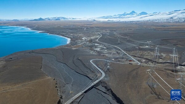 National Highway 219 beside Lake Peiku in Shigatse, Xizang Autonomous Region in southwest China, January 3, 2026. /Xinhua