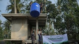 AdaKami Peduli menyalurkan bantuan berupa air bersih (foto kiri) dan pembangunan fasilitas sanitasi darurat (foto kanan) di Dusun Banjarsari, Lampung Selatan. Inisiatif ini didasarkan pada hasil pemetaan kebutuhan masyarakat setempat terhadap akses air bersih dan sanitasi yang layak untuk memenuhi kebutuhan dasar sehari-hari.