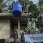 AdaKami Peduli menyalurkan bantuan berupa air bersih (foto kiri) dan pembangunan fasilitas sanitasi darurat (foto kanan) di Dusun Banjarsari, Lampung Selatan. Inisiatif ini didasarkan pada hasil pemetaan kebutuhan masyarakat setempat terhadap akses air bersih dan sanitasi yang layak untuk memenuhi kebutuhan dasar sehari-hari.