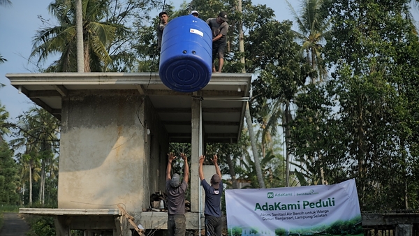 AdaKami Peduli menyalurkan bantuan berupa air bersih (foto kiri) dan pembangunan fasilitas sanitasi darurat (foto kanan) di Dusun Banjarsari, Lampung Selatan. Inisiatif ini didasarkan pada hasil pemetaan kebutuhan masyarakat setempat terhadap akses air bersih dan sanitasi yang layak untuk memenuhi kebutuhan dasar sehari-hari.