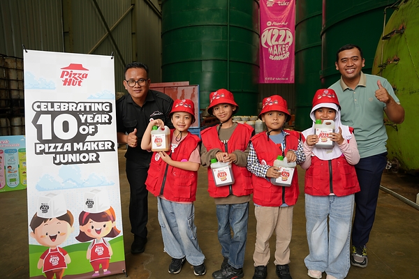 Pizza Hut Indonesia dan TUKR memberikan edukasi kepada para peserta 'Pizza Maker Junior' tentang pengelolaan limbah minyak jelantah secara tepat dan berkelanjutan, bertempat di fasilitas TUKR di Bekasi, Jawa Barat, Indonesia.