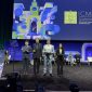 Wang Hong (rightmost) and Deng Yu (leftmost) receiving the Fields Medals.