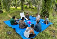 Smallholder farmers take part in a sustainability training session in Subulussalam, Aceh, Indonesia to promote good agricultural practices and responsible palm oil production.